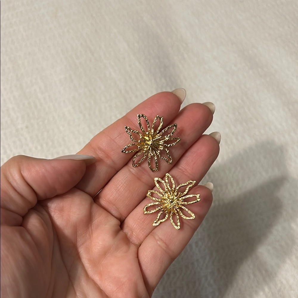 Gold Floral Earrings!